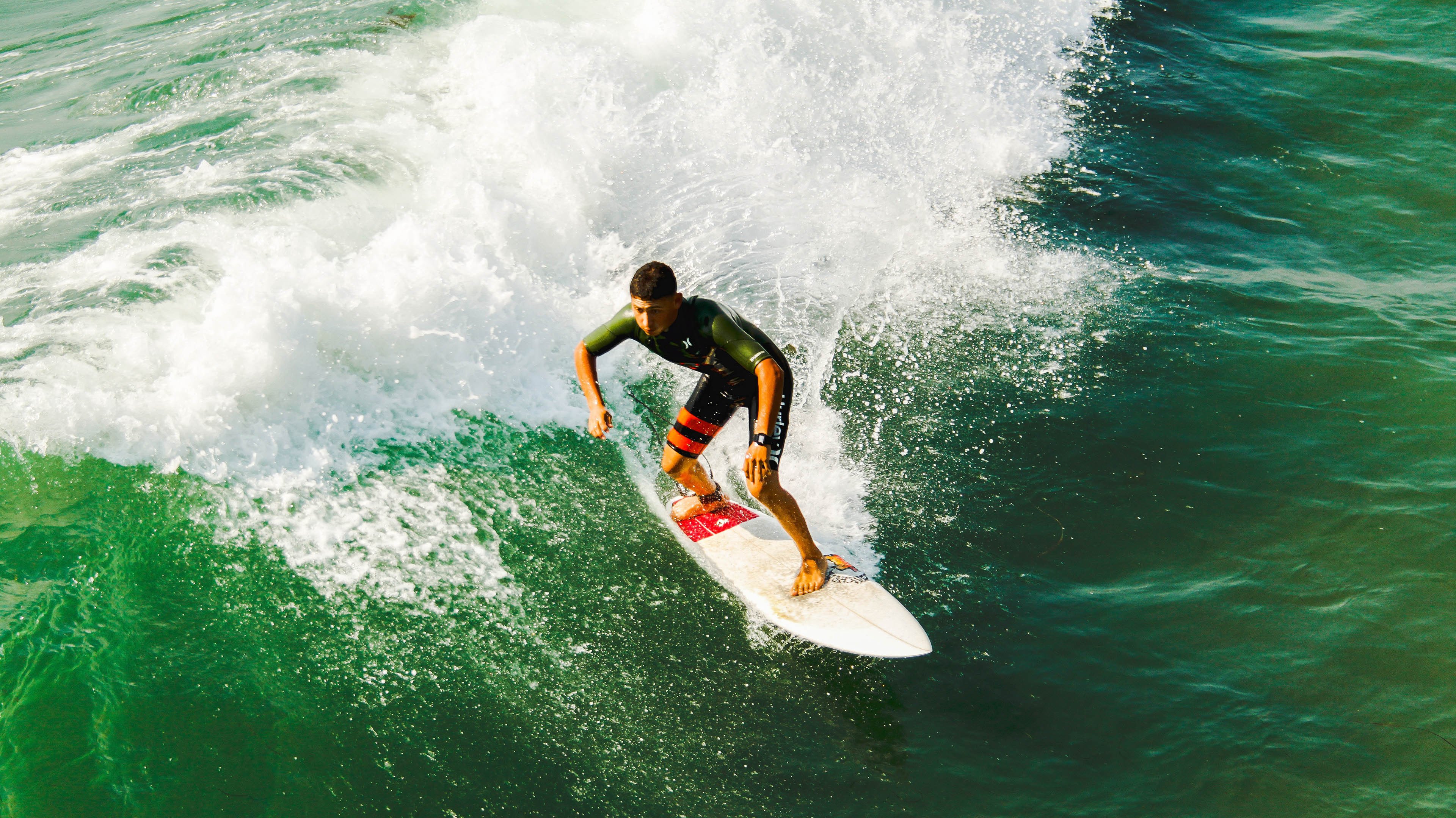 冰与火的跨界交响,当冰岛足球震撼拜仁,加维在F1赛道接管年度争冠
